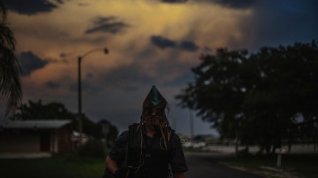 Online film Temná je noc
