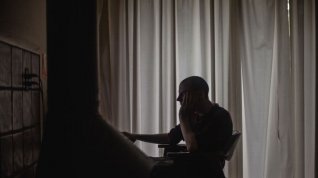 Online film Temná je noc