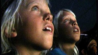 Online film Dvojčata, 53 scén z dětství