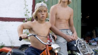 Online film Dvojčata, 53 scén z dětství
