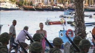 Online film Zahálka a kamufláž: Sirény v egejském moři