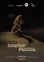 Online film Interior. Familia.