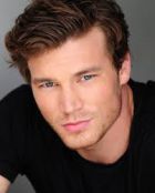 Herec Derek Theler