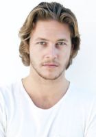 Herec Luke Bracey