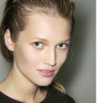 Herec Toni Garrn