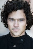 Herec Luke Arnold