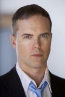 Herec Bryan Okes
