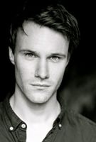 Herec Hugh Skinner