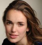 Herec Elizabeth Henstridge