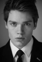 Herec Dominic Sherwood