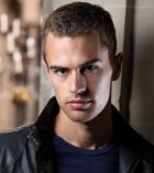 Herec Theo James