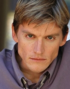 Herec Gideon Emery