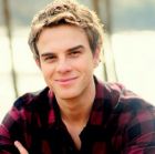 Herec Nathaniel Buzolic